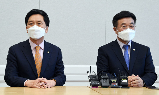 윤호중 민주당 원내대표(오른쪽)와 김기현 국민의힘 대표 권한대행 겸 원내대표가 11일 국회에서 국무총리 후보자 인준안 처리와 장관 후보자 3인 청문 보고서 채택 등의 현안을 논의하기 위해 회동하고 있다. 연합뉴스